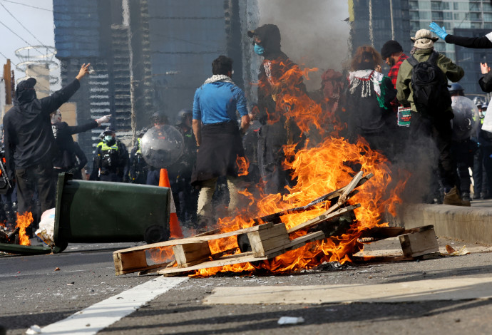 עימותים במלבורן (צילום:  AAP/Con Chronis via REUTERS)