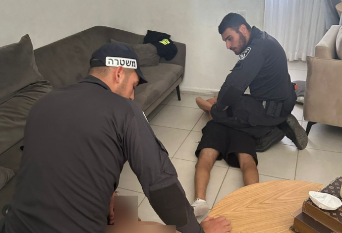 מעצר החשודים (צילום:  דוברות המשטרה)