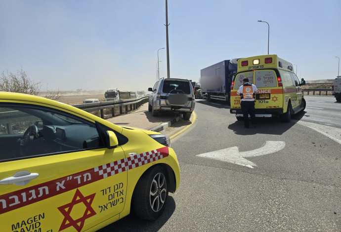 תאונת דרכים סמוך לשגב שלום (צילום:  דוברות מד"א)