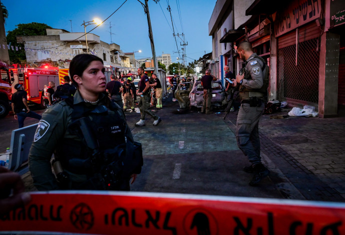 זירת הפיגוע הפלילי ברמלה (צילום:  אבשלום ששוני)