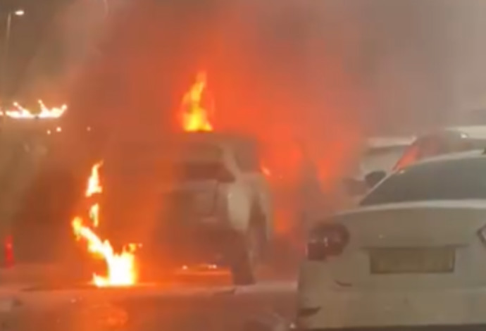 הרכב שהתלקח בעכו (צילום:  שימוש לפי סעיף 27א')