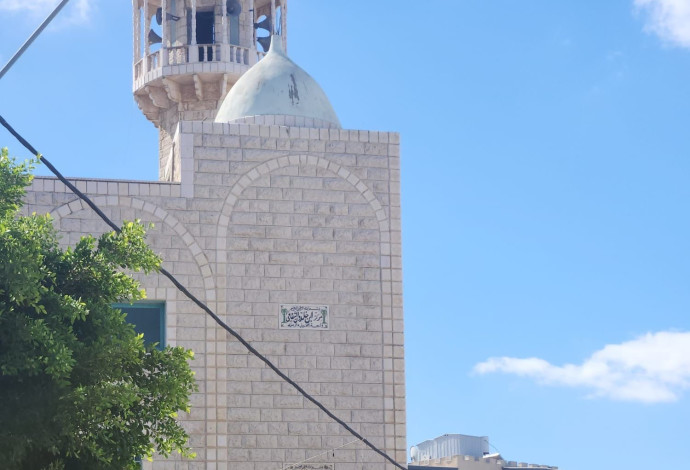 מטען בסמוך למסגד ברמלה (צילום:  דוברות המשטרה)