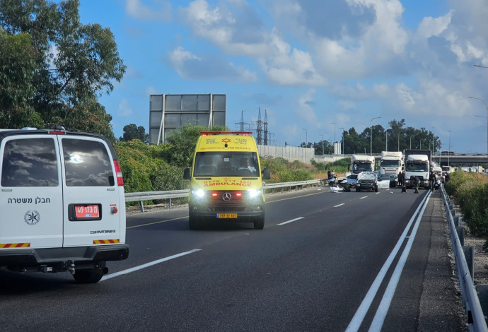 כוחות מד"א בזירת הרכב שהתפוצץ בכביש 22 (צילום:  מד"א)