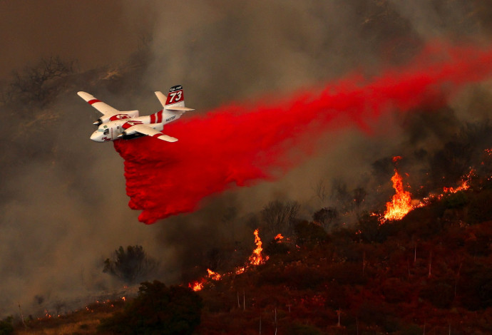 מטוס כיבוי בשריפות שבקליפורניה (צילום:  REUTERS)