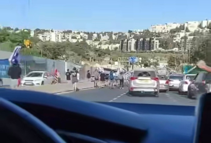 קטע מהסרטון שצילמה האם, רגע ניפוץ השמשה ברכב (צילום:  שימוש לפי סעיף 27א',מתוך טיקטוק)