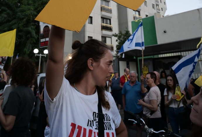 מפגינה בהפגנה מחוץ לביתו של סער בתל אביב (צילום:  אבשלום ששוני)