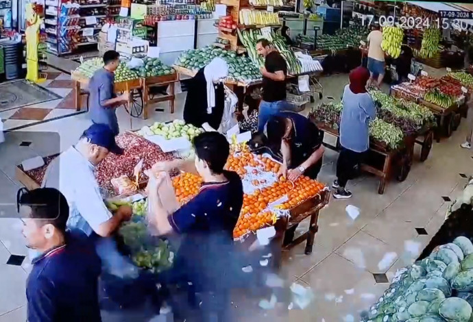 מבצע הביפרים. זירת הפיצוץ בשוק הירקות המקומי בביירות (צילום:  רויטרס)