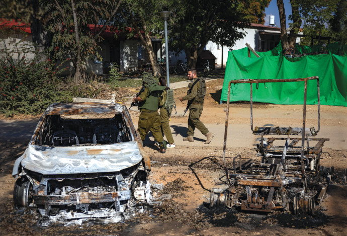 חיילים בקיבוץ ניר עם אחרי טבח ה-7 באוקטובר (צילום:  יונתן זינדל)