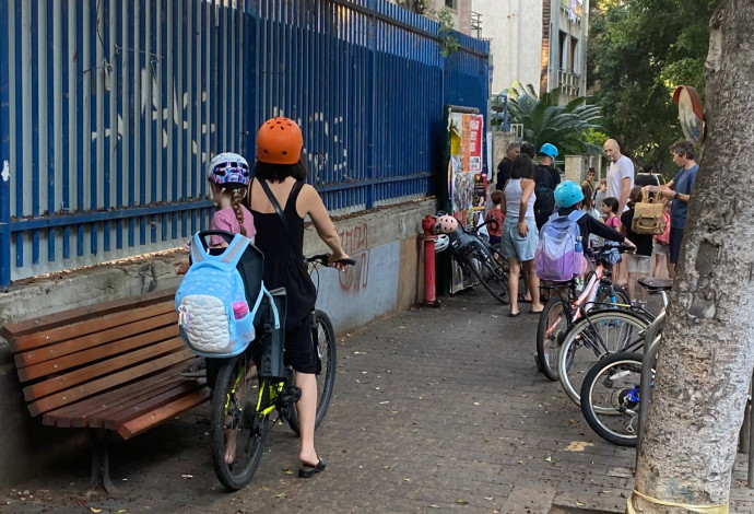 לאחר הירי למרכז - הורים שולחים את הילדים למסגרות (צילום:  אבשלום ששוני)