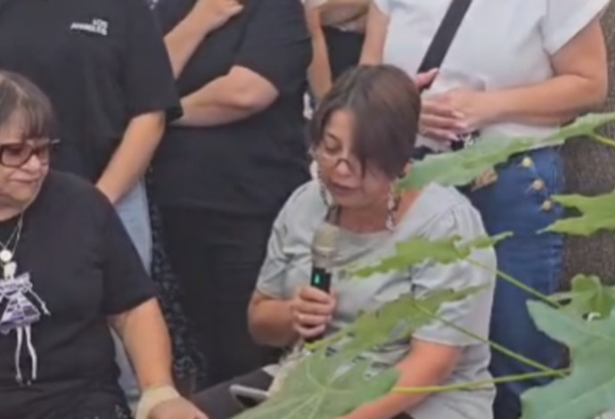 בטי, אמו של סמל אופיר טסטה, לצד קברו בהר הרצל (צילום:  באדיבות המשפחה)