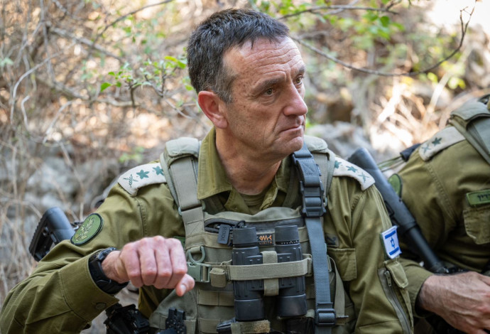 הרמטכ״ל משוחח עם לוחמים בגבול הצפון (צילום:  דובר צה"ל)