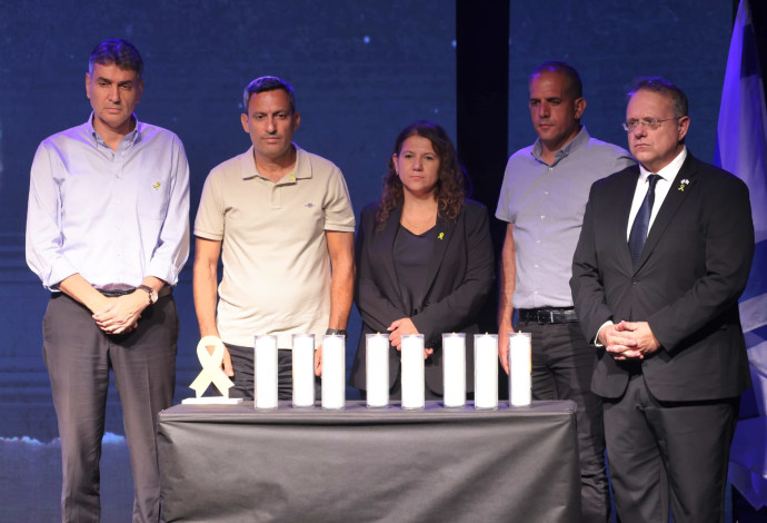 "מדינת ישראל צריכה להשתמש בכל מה שיש לה על מנת להשלים את המלאכה". הנוכחים בטקס בשדרות  (צילום:  מולי גולדברג)