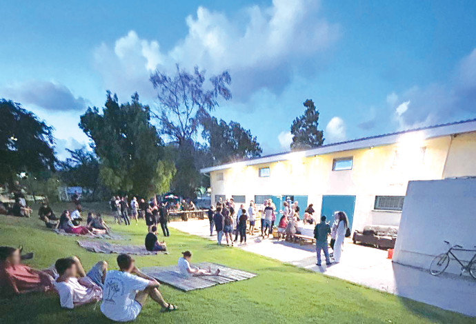 מנגל בקיבוץ בארי (צילום:  רות קיפניס)