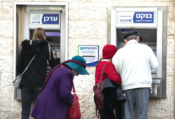 תור לכספומט (צילום:  פלאש 90)