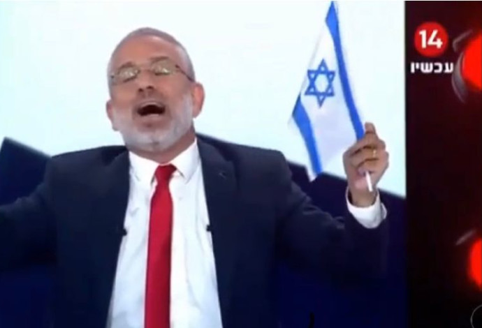 ינון מגל חוגג את חיסול נסראללה ב"פטריוטים" (צילום:  צילום מסך)