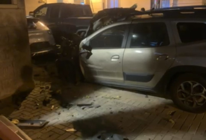 רכב השוטר שהתפוצץ ברמלה (צילום:  דוברות המשטרה)
