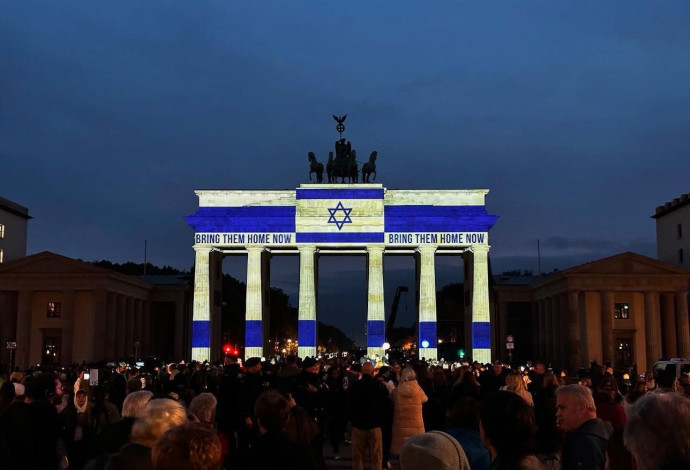 שער ברנדנבורג מואר בדגל ישראל (צילום:  שחר עזרן)