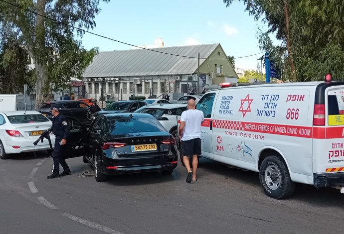זירת הדקירה בחדרה (צילום:  דוברות מד"א)