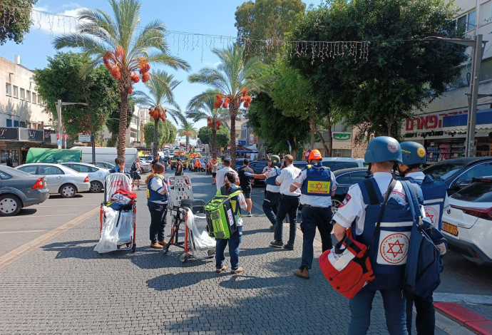 זירת אירוע הדקירה בחדרה (צילום:  תיעוד מבצעי מד"א)