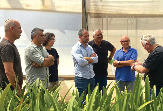 מפגש עבודה בקיבוץ סעד עם נציגי המועצה והחקלאים (צילום:  מנהלת תקומה)