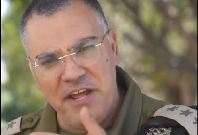 אביחי אדרעי תוקף את כתב "אל מייאדין" בסרטון (צילום:  צילום מסך רשתות חברתיות לפי חוק 27א לזכויות יוצרים)