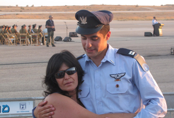 אסף דגן ואימו מירי (צילום:  באדיבות המשפחה)