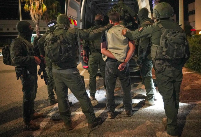 מעצר החשוד ממשהד (צילום:  דוברות המשטרה)