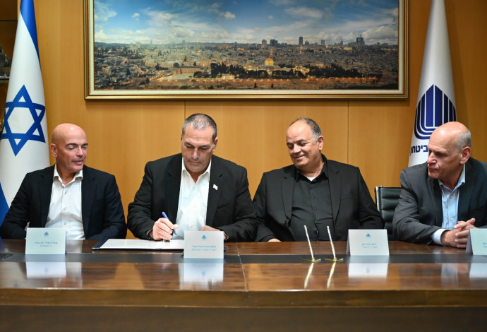 החתימה על העסקה לרכש מערכות יירוט בלייזר (צילום:  אגף דוברות וקשרי ציבור במשרד הביטחון)