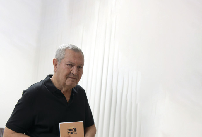 ניצב בדימוס שמעון לוי עם ספרו החדש, "מלחמת בני שרה" (צילום:  דודו גרינשפן)