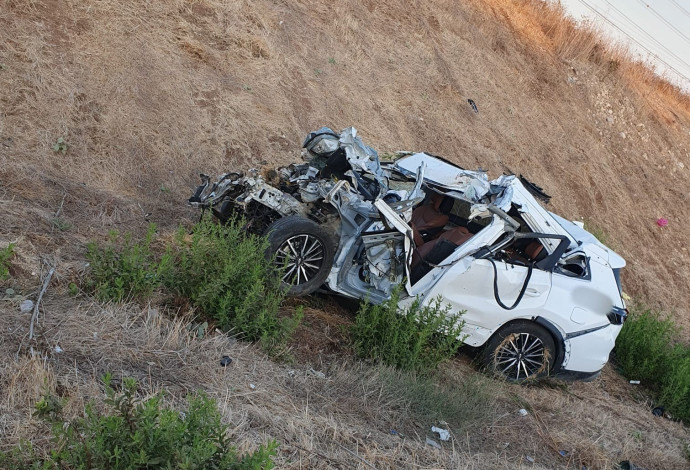 זירת התאונה בכביש 6 (צילום:  דוברות המשטרה)