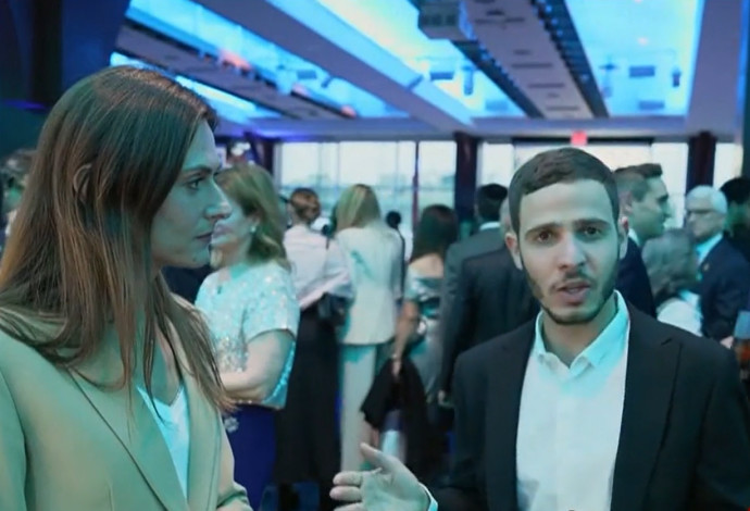 יאיר שרקי ויונה לייבזון בסדרת הכתבות "הקול היהודי" (צילום:  צילום מסך קשת 12)