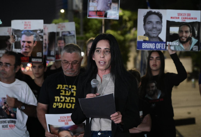 עינב צנגאוקר בהפגנה בשער בגין (צילום:  אבשלום ששוני)