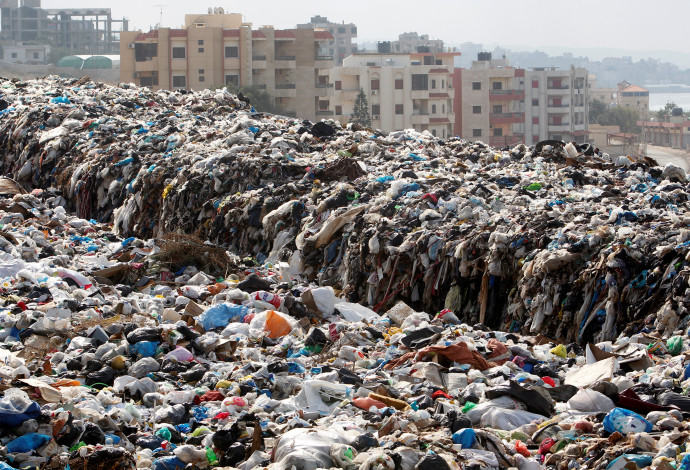 הרי פסולות בלבנון (צילום:  REUTERS/Aziz Taher)