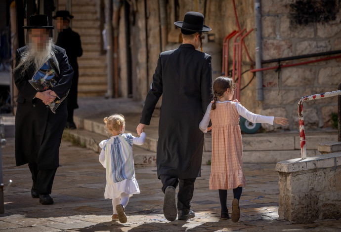 חרדים בשכונת מאה שערים בירושלים (צילום:  מיכאל גלעדי, פלאש 90)