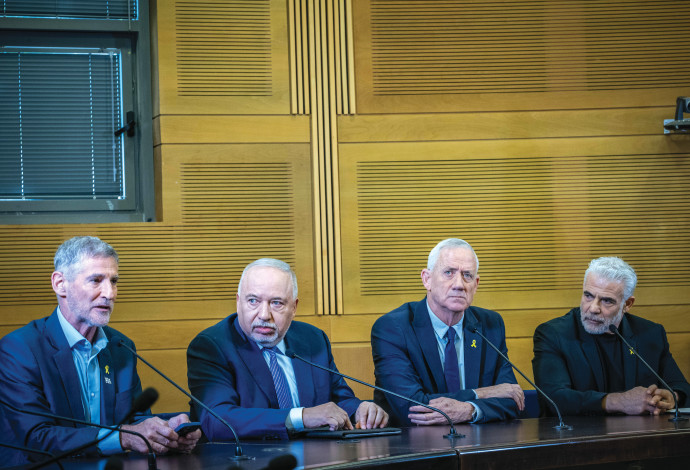 יאיר לפיד, בני גנץ, אביגדור ליברמן ויאיר גולן במסיבת העיתונאים (צילום:  יונתן זינדל, פלאש 90)