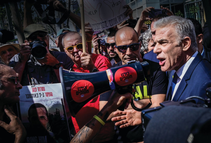 יאיר לפיד בהפגנה למען שחרור החטופים (צילום:  אבשלום ששוני)