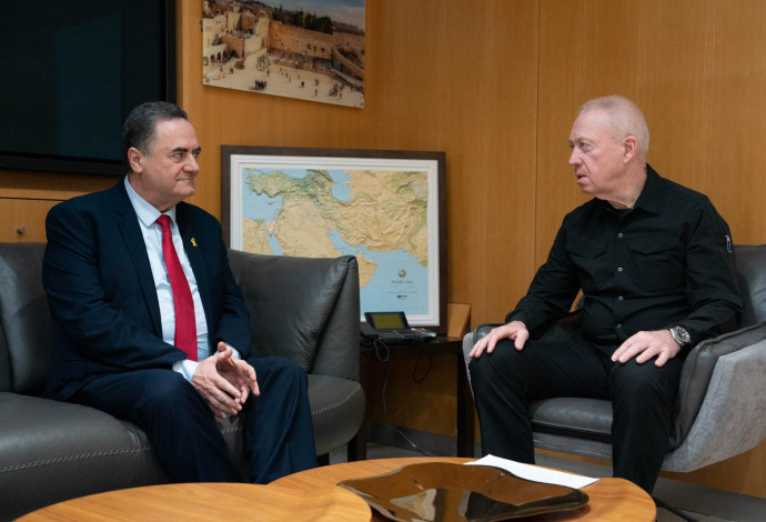 יואב גלנט, ישראל כ"ץ (צילום:  אריאל חרמוני, משרד הביטחון)