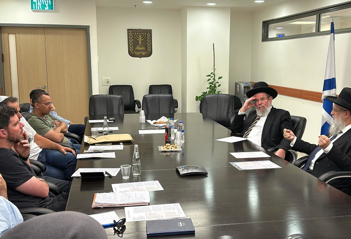מפגש בין הרבנים הראשיים למשפחות החטופים (צילום:  דובר הראשון לציון)