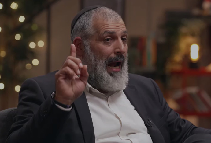 צבי יחזקאלי בפגישה אצל רוני קובן (צילום:  באדיבות כאן 11)