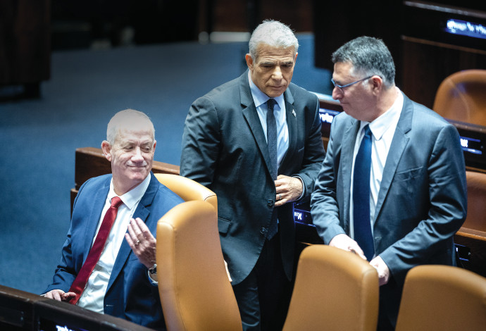 גדעון סער, יאיר לפיד, בני גנץ (צילום:  יונתן זינדל, פלאש 90)