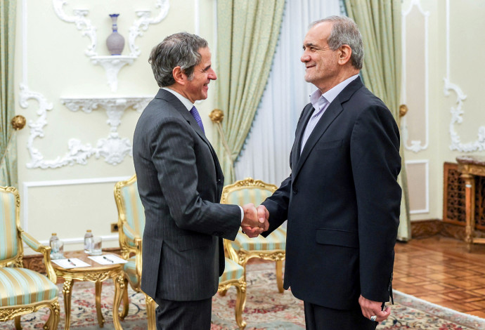 מסעוד פזשכיאן, רפאל גרוסי (צילום:  Iran's Presidency/WANA (West Asia News Agency)/Handout via REUTERS)