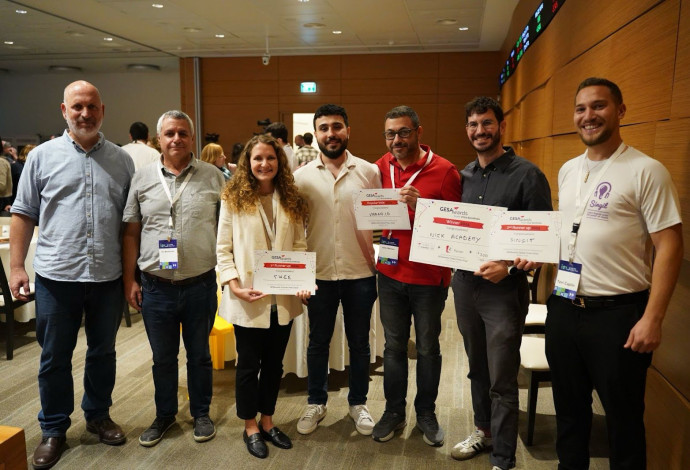 תמונת הזוכים: (מימין לשמאל): צבי קפלין (Singit), אלון אברמי ((Nick Academy, איסלם מנסור, אחמד פדילה (Varno) , אלינה לובימובה (Twee), אבי ורשבסקי, מנכ"ל מיינדסט ויוסי ביידץ, מנכ"ל מטח