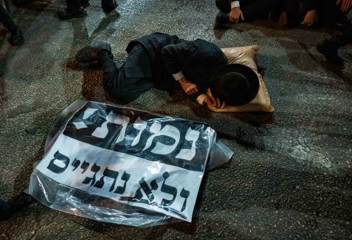 חרדי בהפגנה נגד חוק הגיוס (צילום:   אריק מרמור, פלאש 90)