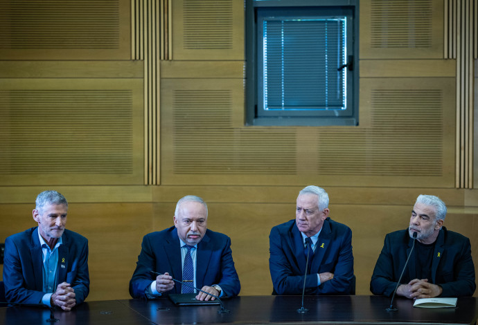 יאיר לפיד, בני גנץ, אביגדור ליברמן, יאיר גולן (צילום:  יונתן זינדל, פלאש 90)