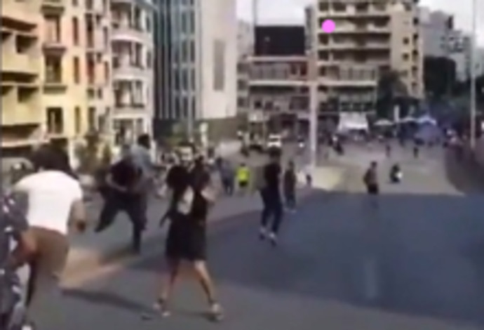 תומכי חיזבאללה נרדפים בביירות (צילום:  צילום מסך רשתות ערביות)