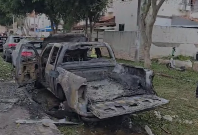 שיירת הרכבים שנפגעה מהטיל בפתח תקווה (צילום:  אלון חכמון)