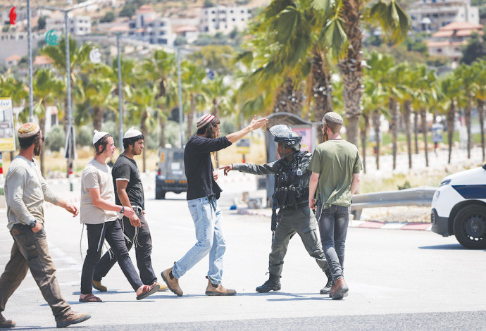מתנחלים בעימות עם כוחות הביטחון  (צילום:  יונתן זינדל, פלאש 90)