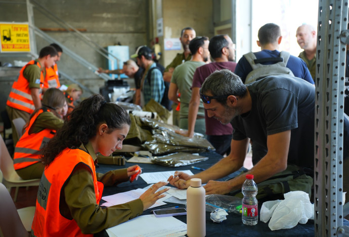 התגייסותם תושבי גבעתיים לכיתת הכוננות (צילום:  מייק אדרי)