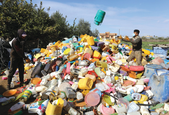 פלסטינים אוספים פלסטיק בחאן יונס (צילום:  עבד רחים חטיב, פלאש 90)