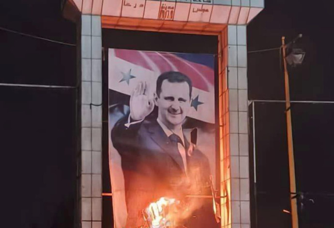 מורדים שורפים את דגל אסד (צילום:  רשתות ערביות, שימוש לפי סעיף 27 א')